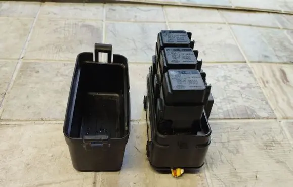 Nissan Qashqai Fuse module 64200049
