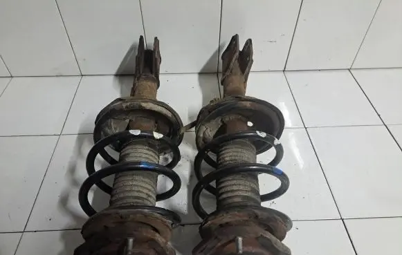 Toyota Avensis T250 Front shock absorber with coil spring