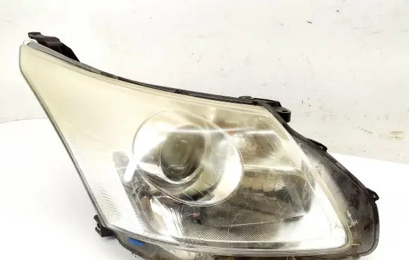 Toyota Avensis T270 Headlight/headlamp