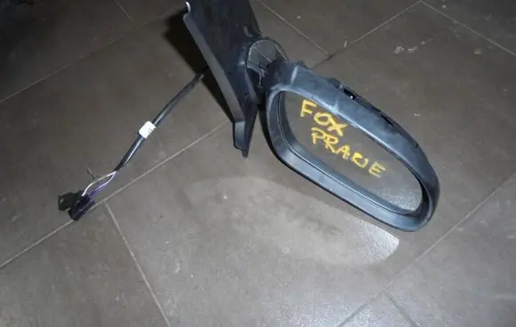 Volkswagen Fox Front door electric wing mirror