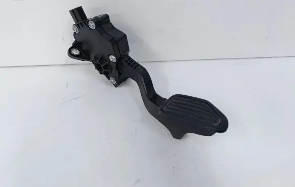 Toyota Prius c Accelerator throttle pedal 7811052053 1988008403