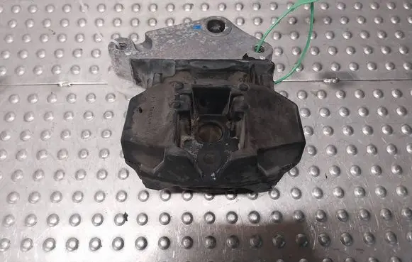 Engine mount vacuum valve