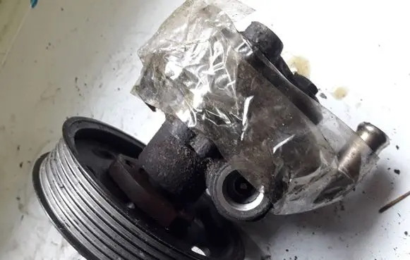 Volkswagen Golf III Power steering pump