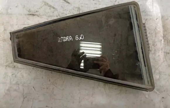 Suzuki Grand Vitara II Rear vent window glass 8466565J0