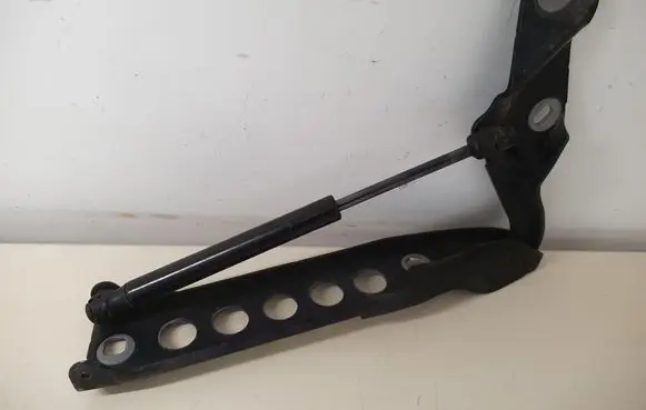 Engine bonnet/hood hinges