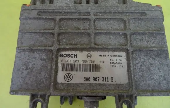 Volkswagen PASSAT B4 Engine control unit/module 0261203788 3A0907311B