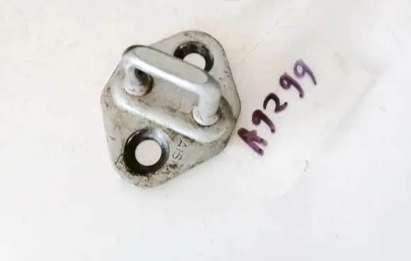 Toyota Land Cruiser (HDJ90) Front door lock loop/hook striker 