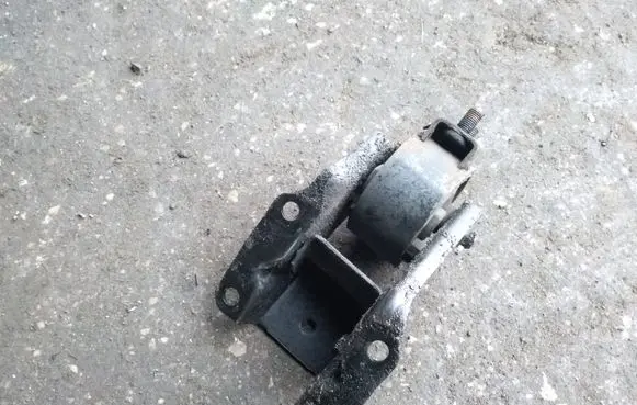 Mazda 323 F Engine mount bracket