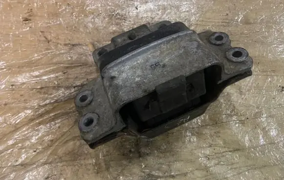 Volkswagen PASSAT B6 Engine mount bracket 3C0199555