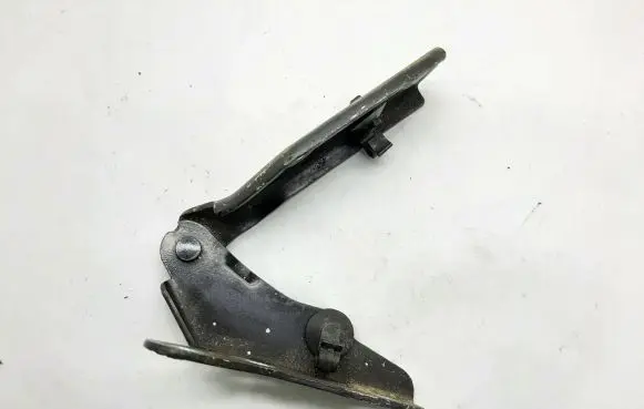 Engine bonnet/hood hinges
