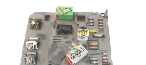 Peugeot 206 Fuse module 9649627780 S118085320A BSIE0100
