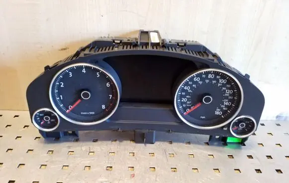 Volkswagen Touareg II Speedometer (instrument cluster) 7P6920980 0263677012
