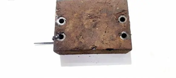 Volkswagen PASSAT B4 Engine mounting bracket