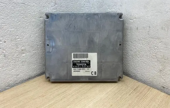 Toyota Avensis T250 Engine control unit/module 8966105C80 1758009251 MB1758009251