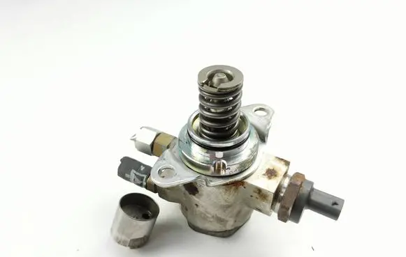 Volkswagen Polo V 6R Fuel injection high pressure pump 03C127026D