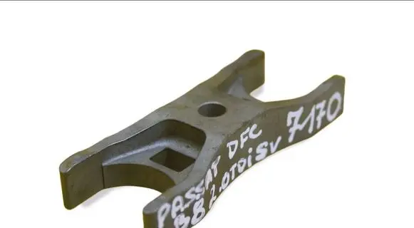 Volkswagen PASSAT B8 Fuel Injector clamp holder 04L216