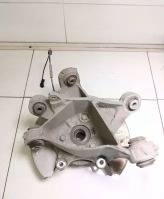 Rear wheel hub spindle/knuckle