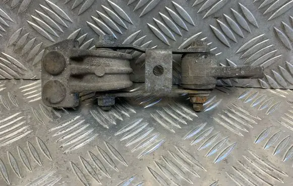 Volvo XC90 Engine mount bracket 30680750