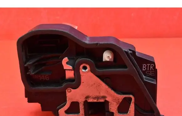 BMW X3 E83 Front door lock 7202146