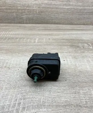 Renault Megane I Headlight level adjustment motor M7700840141