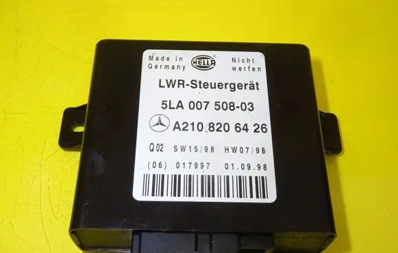 Mercedes-Benz E W210 Light module LCM A2108206426 5LA007508-03