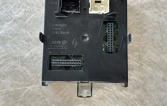 Renault Scenic II - Grand scenic II Fuse module 8200315957