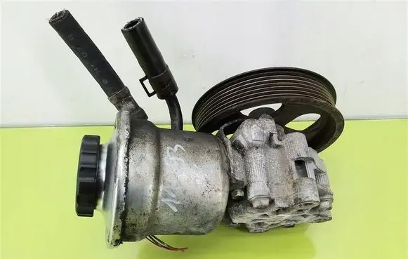 Toyota Avensis T250 Power steering pump 
