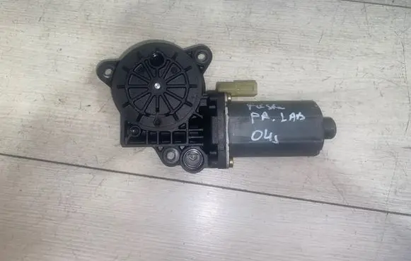 Ford Fiesta Front door window regulator motor 0130821939 04010