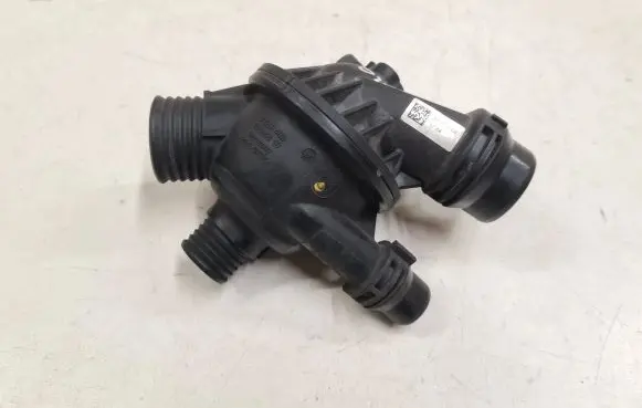 BMW 1 E81 E87 Thermostat housing 7552403 10106810 X2563