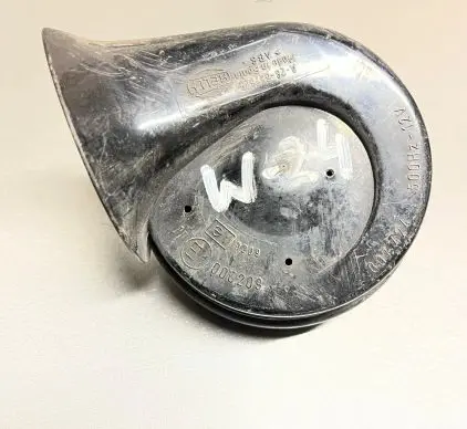 Volkswagen PASSAT B6 Horn signal 28657625