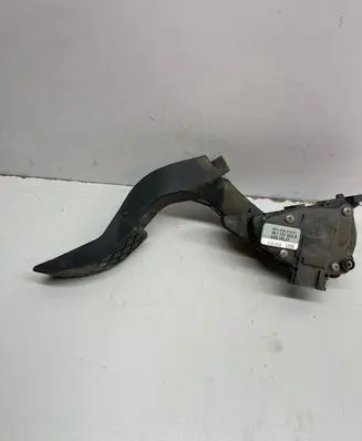 Accelerator throttle pedal