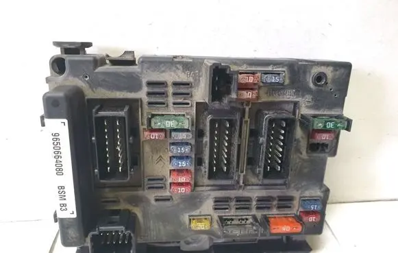 Peugeot 307 Fuse module 9650664080BSMB3