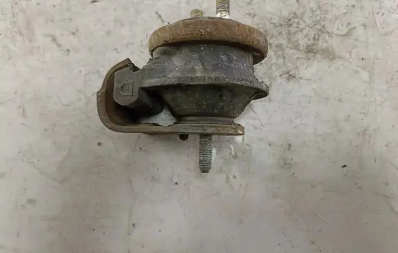 Suzuki Grand Vitara II Engine mount bracket