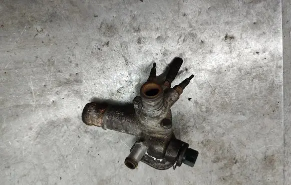 Volkswagen Golf IV Engine coolant pipe/hose 038121133A