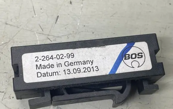 Opel Insignia A Parcel shelf load cover mount bracket 22640299