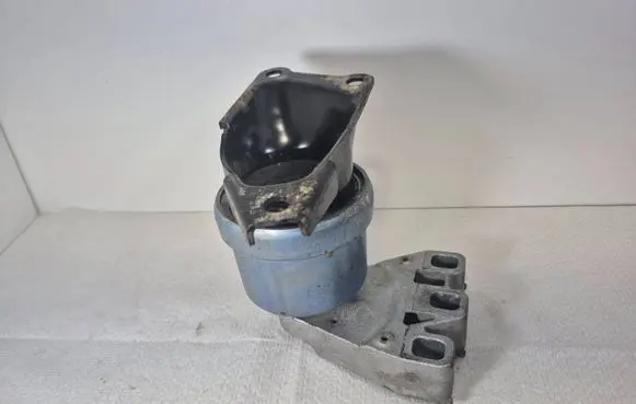 Volkswagen Transporter - Caravelle T5 Engine mount bracket 7E0199207