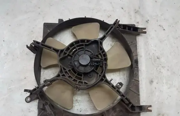 Mitsubishi Colt Radiator cooling fan shroud