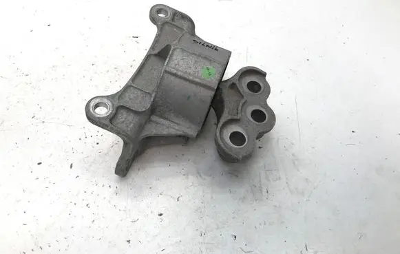 Engine mount vacuum valve
