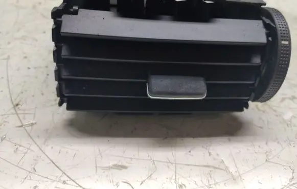 Toyota Avensis T250 Dash center air vent grill