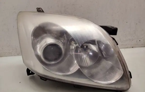 Toyota Avensis T250 Headlight/headlamp 