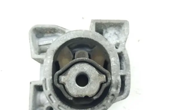 Mercedes-Benz B W245 Engine mount bracket A1692400918