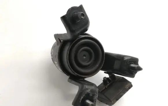 Toyota RAV 4 (XA50) Engine mount bracket