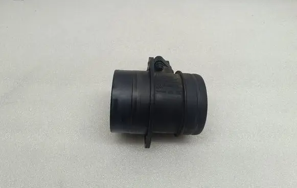 Volkswagen Golf V Mass air flow meter 0281002461 074906461B