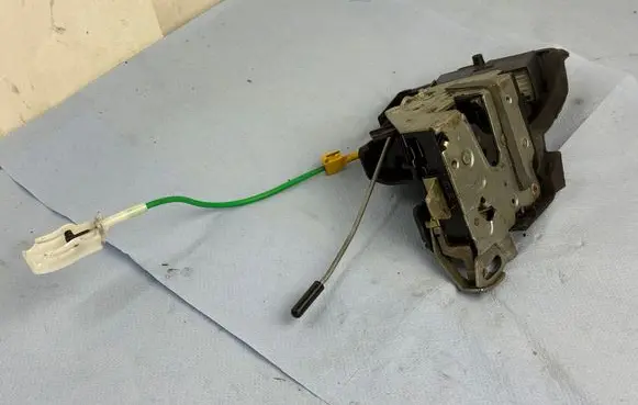 BMW 5 E39 Front door lock