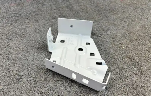 Renault Master III Fender mounting bracket 631429931R