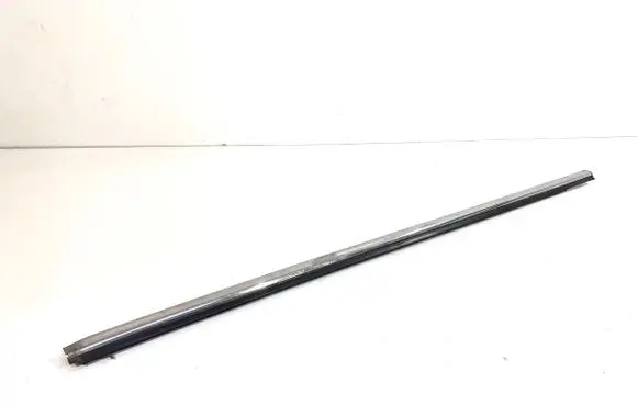 Nissan Qashqai Front door glass trim molding 