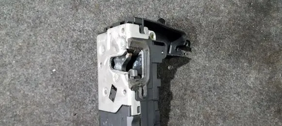 Opel Astra H Front door lock 13220368