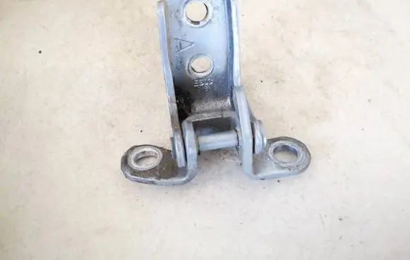 Honda CR-V Rear door lower hinge