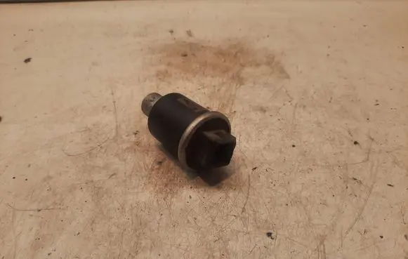 Volkswagen PASSAT B3 Air conditioning (A/C) pressure sensor 1H0959139B