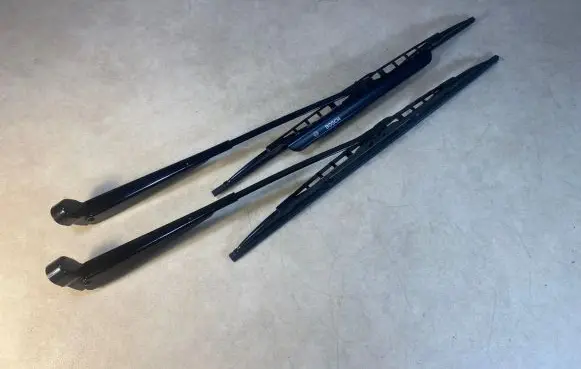 BMW 7 E23 Front wiper blade arm 61611371890